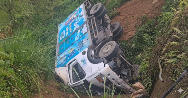 20 அடி பள்ளத்தில் பாய்ந்த லொறி;  இருவர் படுகாயம்!  வேடிக்கை பார்க்கச் சென்றவருக்கு நேர்ந்த கதி 